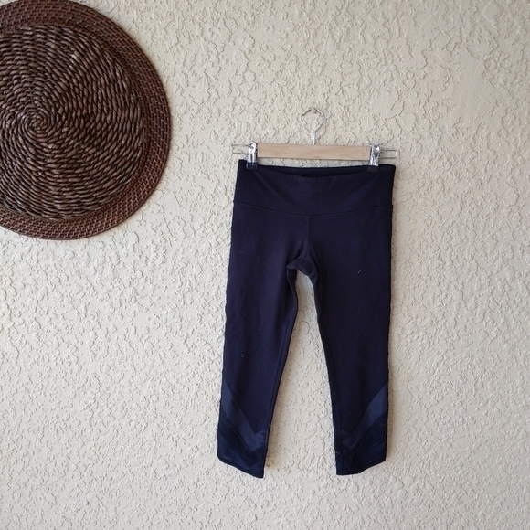 Alo Yoga Cropped Leggings With Mesh Detail - Picture 2 of 5